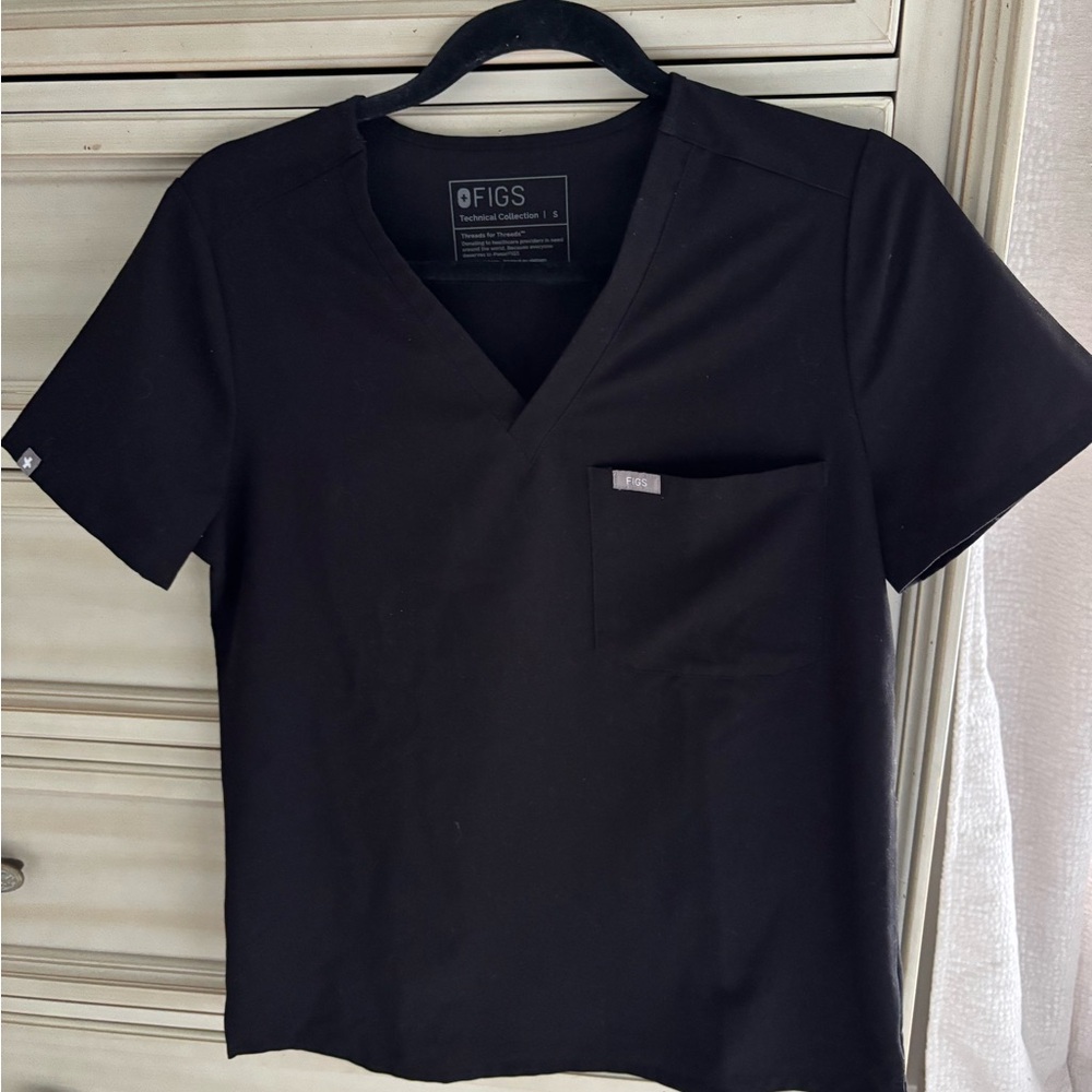 FIGS Women’s Black V-Neck Stub Top - Small
